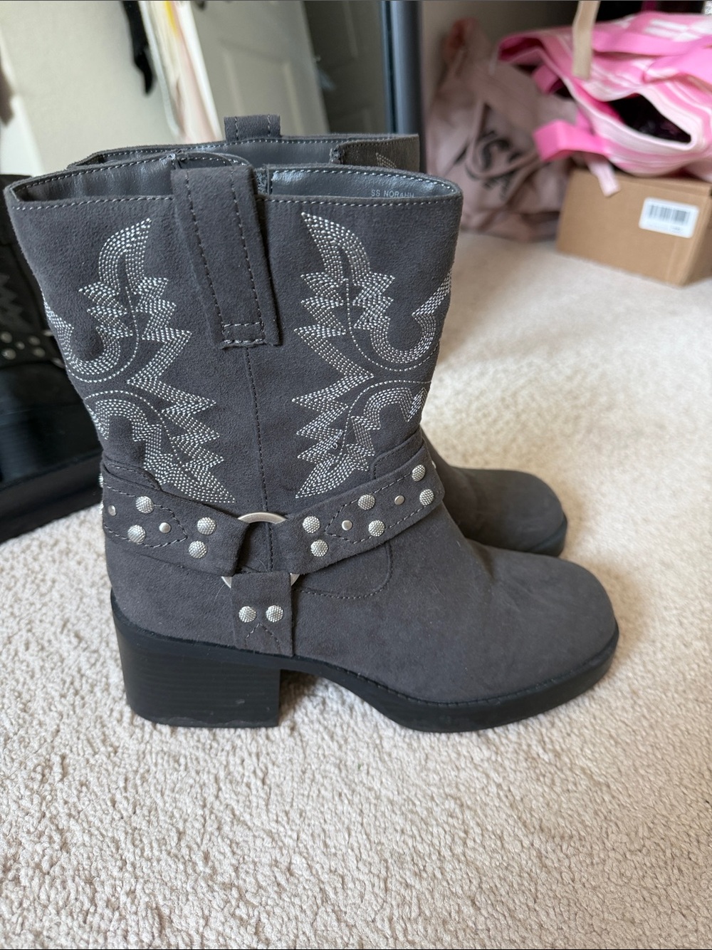 Stylish square toed ankle boots - Picture 4 of 5